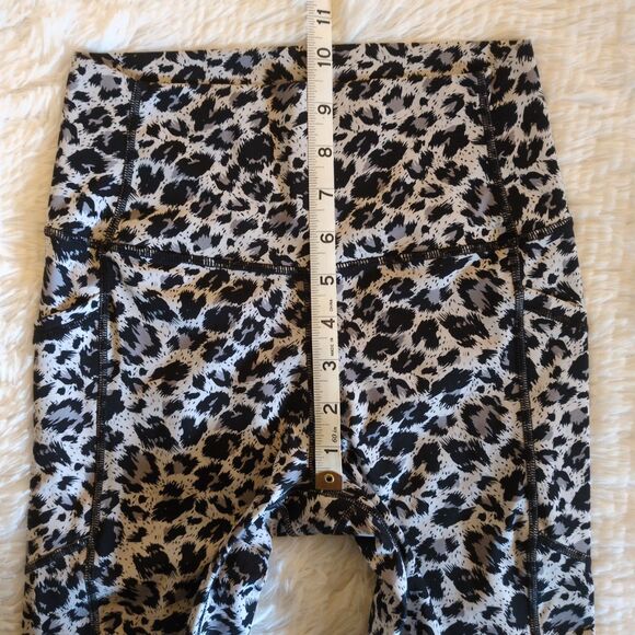 Zyia Active Snow Leopard Print Brilliant 7/8 Leggings Size 4 Black White 23" Run - Picture 7 of 10